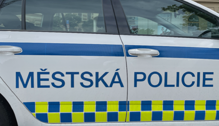 Muž v Brně si kradl na zimu oblečení, o které se rval se sekuriťákem