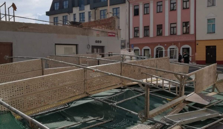 V České Lípě se zřítilo lešení na jedoucí auto. Řidič vyvázl bez zranění