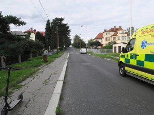 Nehoda v České Lípě. Děti na elektrokoloběžce srazily seniorku