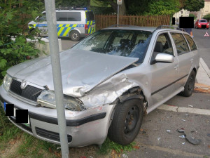 Přehlédla dopravní značku. Řidička v Jablonci nad Nisou nedala přednost v jízdě a vjela do křižovatky
