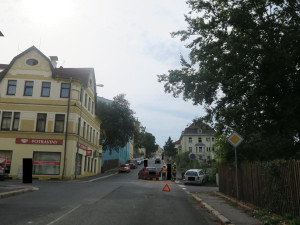 Přehlédla dopravní značku. Řidička v Jablonci nad Nisou nedala přednost v jízdě a vjela do křižovatky