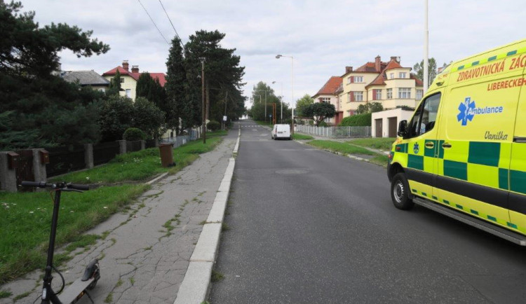 Nehoda na Českolipsku. Děti srazily seniorku na elektrokoloběžce