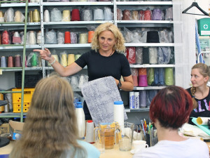 Brigita Kolčavová při výuce ve tkalcovně