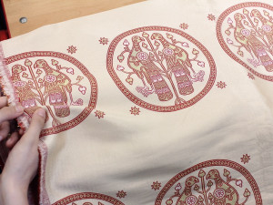 Replika královského roucha z dílny katedry technologií a struktur FT TUL