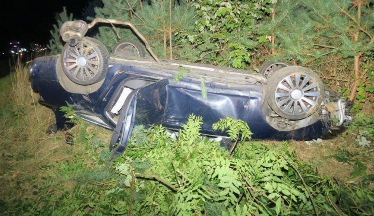 Pod vlivem drog riskantně předjížděl a zavinil vážnou nehodu. Ani nezastavil