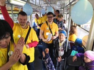 Tichá tramvaj aneb pojízdná učebna pro minikurz znakového jazyka. Libercem bude jezdit v pondělí
