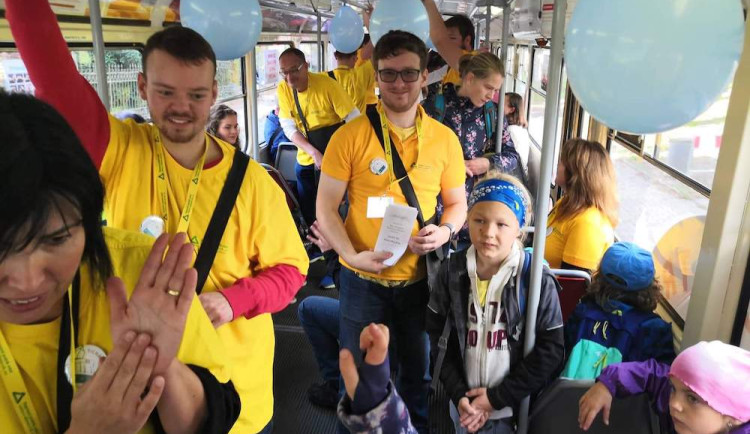 Tichá tramvaj aneb pojízdná učebna pro minikurz znakového jazyka. Libercembude jezdit v pondělí