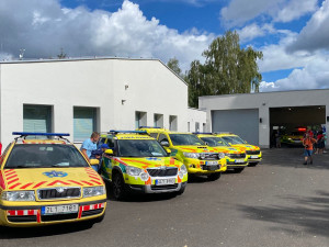 Záchranáři předvedli čtyři nové vozy pro lékařské posádky. Jedno vozidlo stojí přes dva miliony korun