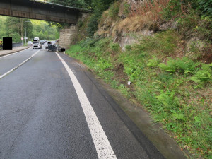 Mladík na Jablonecku nezvládl rychlou jízdu a havaroval. Vozidlo se přetočilo na střechu