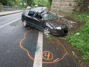 Mladík na Jablonecku nezvládl rychlou jízdu a havaroval. Vozidlo se přetočilo na střechu