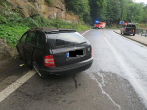 Mladík na Jablonecku nezvládl rychlou jízdu a havaroval. Vozidlo se přetočilo na střechu