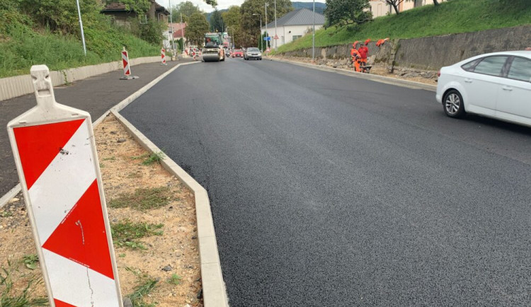 Silnice v Rynolticích je hotová. Komplikace však zůstanou