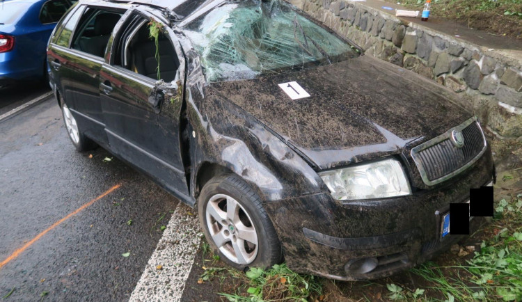 Mladík v Jablonci nezvládl rychlou jízdu a havaroval. Vozidlo se přetočilo na střechu