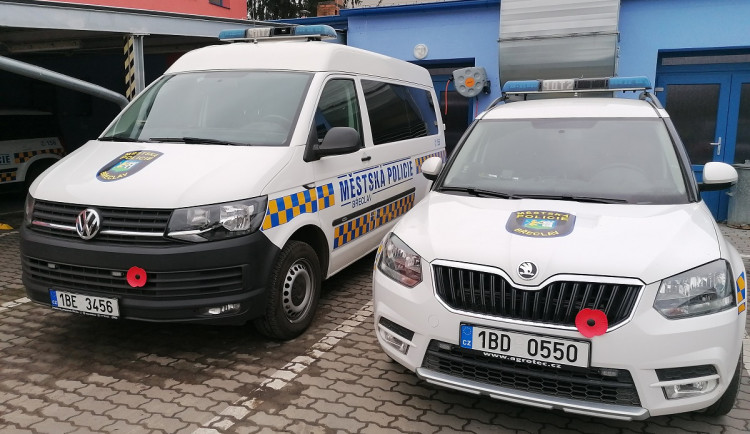 Muž po sexu chodil polonahý městem. Oblečení máte na záchodě, zjistili strážníci