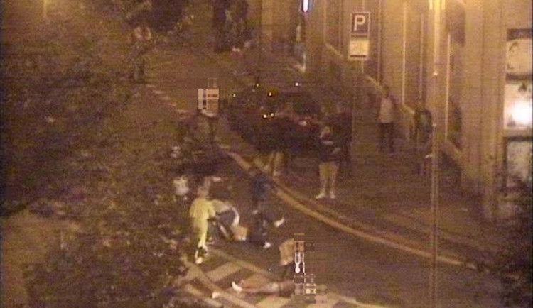 Bitka v centru Liberce. Před barem Amigos se rvalo hned několik lidí