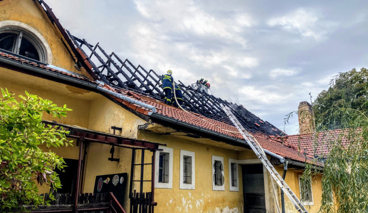 Na Táborsku shořela střecha sokolovny. Škoda je deset milionů