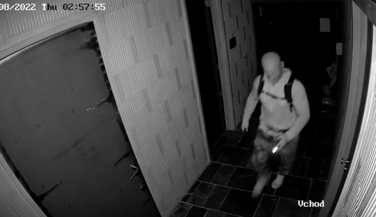 Policie pátrá po totožnosti muže na videu. Žádá veřejnost o spolupráci