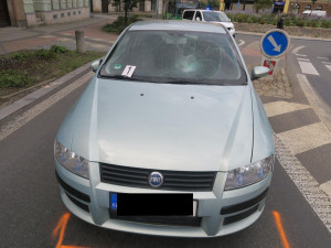 Auto srazilo v Jablonci nad Nisou chodkyni. Vstoupila náhle do vozovky mimo vyznačený přechod
