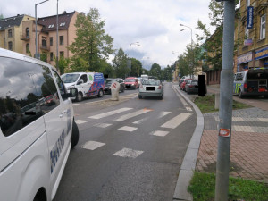 Auto srazilo v Jablonci nad Nisou chodkyni. Vstoupila náhle do vozovky mimo vyznačený přechod