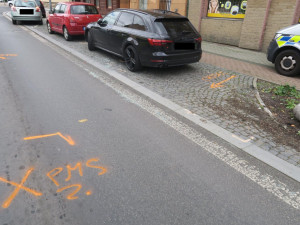 Auto srazilo v Jablonci nad Nisou chodkyni. Vstoupila náhle do vozovky mimo vyznačený přechod