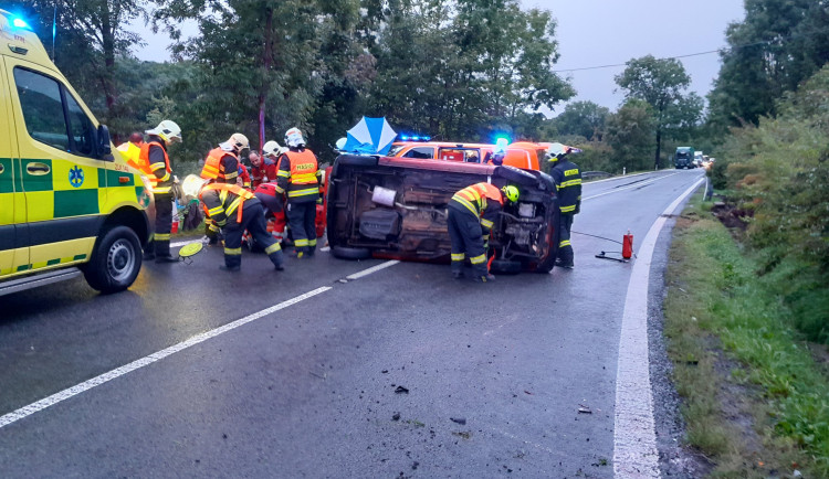 Ranní nehoda u Frýdlantu uzavřela silnici. Auto se převrátilo na střechu