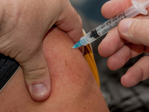 Očkování proti covidu zachránilo před smrtí tisíce Čechů, radují se experti