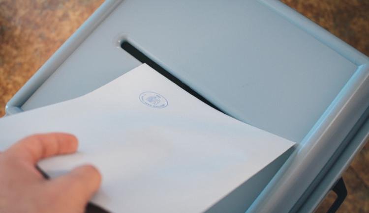 Voliči by už měli mít ve schránkách volební lístky. V Liberci budou lidé vybírat z deseti kandidátek