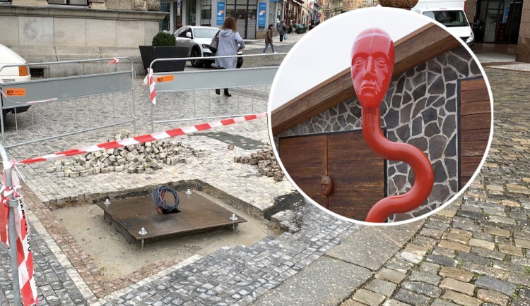 Nové umělecké dílo u radnice. Trabant odjel, nahradí ho Pan Červený