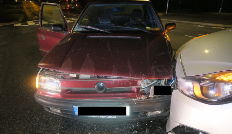 Nehoda na Jablonecku. Muž nedal přednost protijedoucímu vozidlu