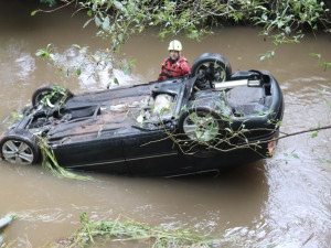 Řidička na Semilsku dostala smyk a skončila v řece. Převrátila se na střechu auta