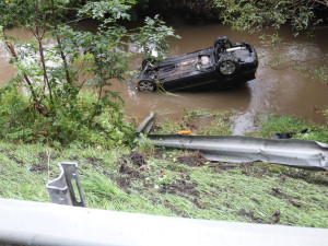 Řidička na Semilsku dostala smyk a skončila v řece. Převrátila se na střechu auta