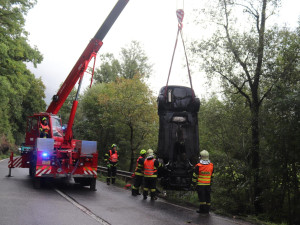 Řidička na Semilsku dostala smyk a skončila v řece. Převrátila se na střechu auta