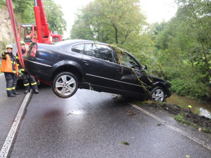 Řidička na Semilsku dostala smyk a skončila v řece. Převrátila se na střechu auta