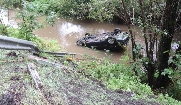 Řidička na Semilsku dostala smyk a skončila v řece. Převrátila se na střechu auta