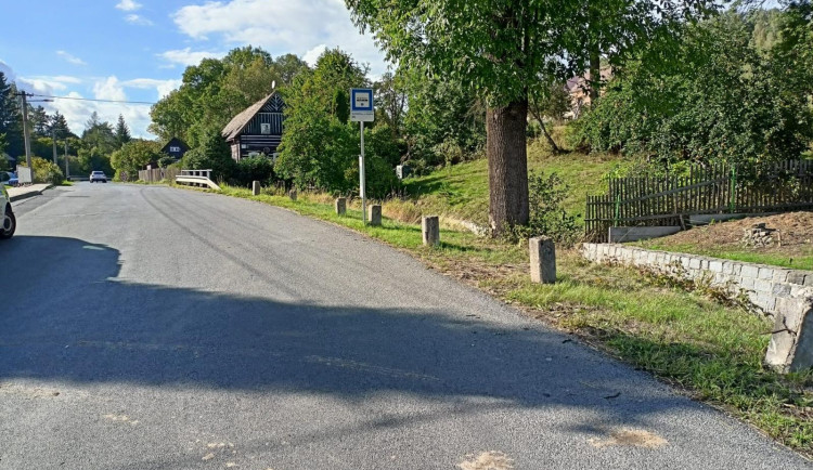 Srážka na Českolipsku. Sedmnáctiletý mladík byl transportován vrtulníkem do nemocnice