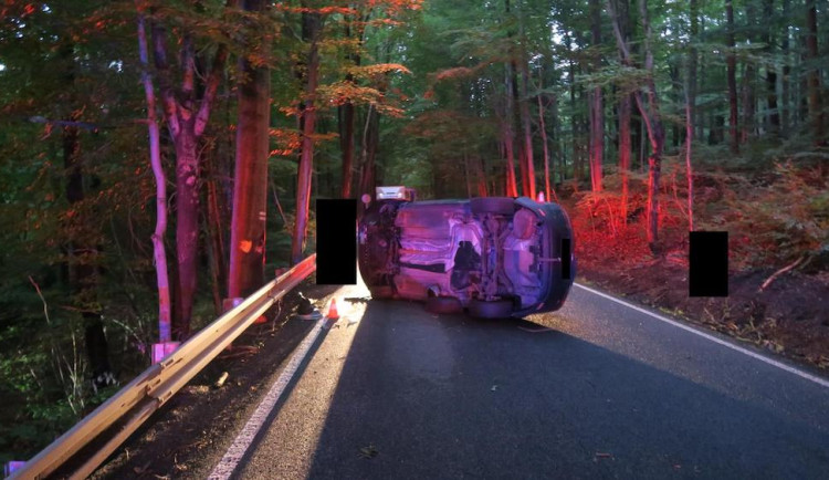 Nehoda v Oldřichovském sedle. Po srážce skončilo auto na boku