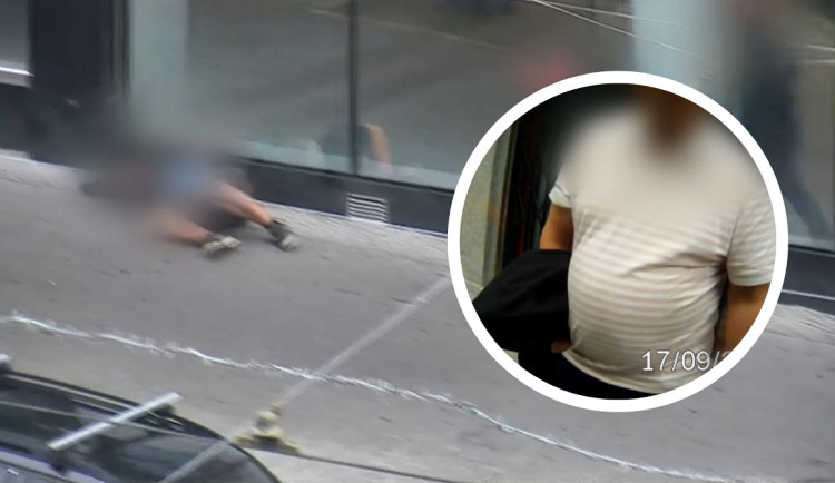 Opilce u nádraží v Brně obral muž, který má velké břicho a špatně mluví