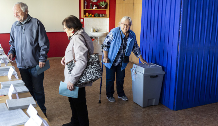 VOLBY 2022: Volební místnosti se opět otevřely. Lidé vybírají zastupitele a na Liberecku i senátora