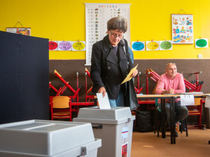 VOLBY 2022: První volební den je u konce. Přišla asi čtvrtina voličů
