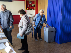 VOLBY 2022: Volební místnosti se opět otevřely. Lidé vybírají zastupitele a na Liberecku i senátora