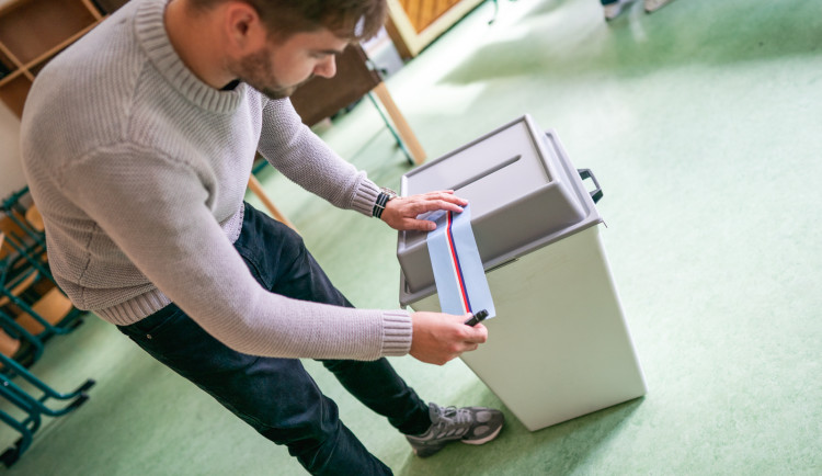 VOLBY 2022: Sčítání hlasů začalo. Volební místnosti se úderem druhé hodiny uzavřely