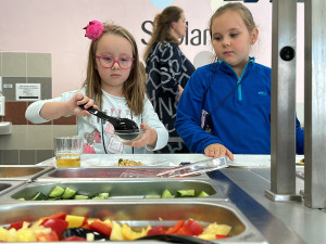 Žádné plýtvání jídlem.  Základní škola v Tanvaldu má jako první u nás samoobslužnou jídelnu