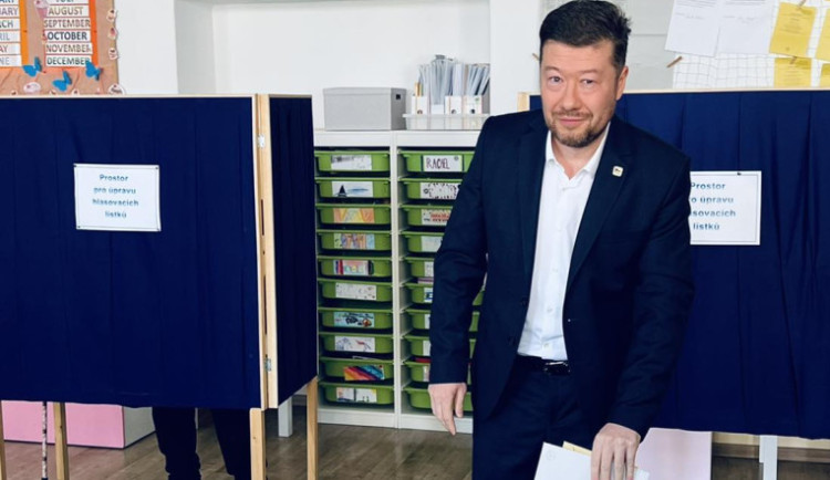 Odvoleno, radoval se Okamura. Omylem dal hlas TOP 09