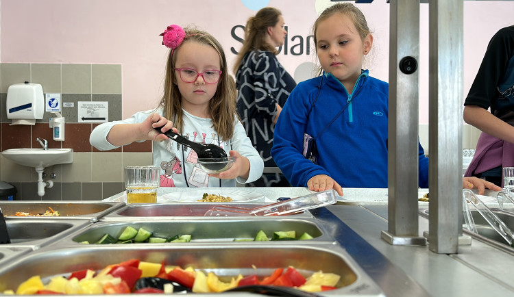 Žádné plýtvání jídlem, větší samostatnost. Základní škola v Tanvaldu má jako první u nás samoobslužnou jídelnu