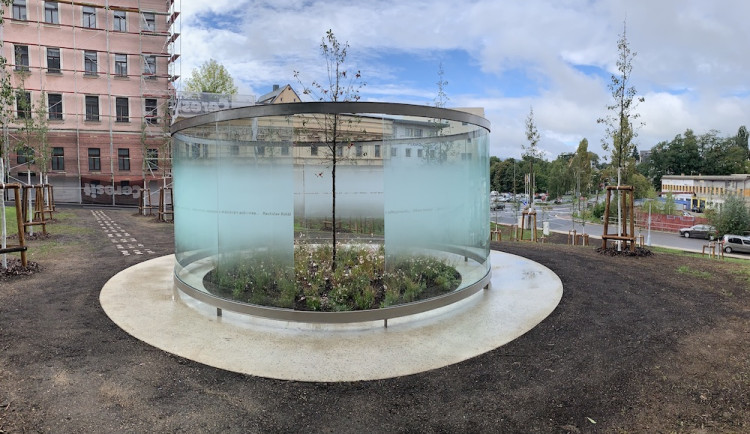 Liberec má vedle knihovny památník zemřelým policistům. Jde o skleněný válec s jablonní