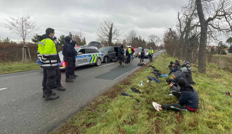 Vláda posílá kvůli tisícům migrantů policisty na hranici se Slovenskem