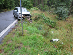 Řidička na Jablonecku nezvládla projet zatáčku a dostala smyk. Narazila do pařezu