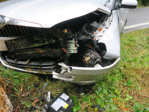 Řidička na Jablonecku nezvládla projet zatáčku a dostala smyk. Narazila do pařezu