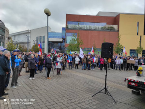 Demonstrovalo se také v Liberci, před kulturák přišly stovky lidí