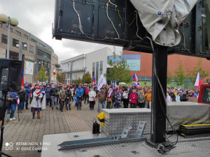 Demonstrovalo se také v Liberci, před kulturák přišly stovky lidí